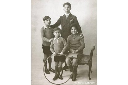 Juan Ferrero con 13 años, junto a sus hermanos pequeños Antonino, Jesús y Carmen. Foto cedida por Tomás Abeigón