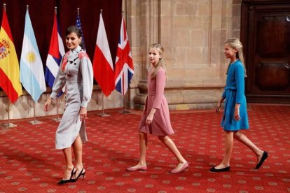 La reina Letizia, la princesa Leonor y la infanta Sofía, durante las audiencias que han tenido lugar este viernes en el Hotel Reconquista de Oviedo, ciudad en la que esta tarde se celebra la ceremonia de entrega de los Premios Princesa de Asturias. EFE/Ballesteros