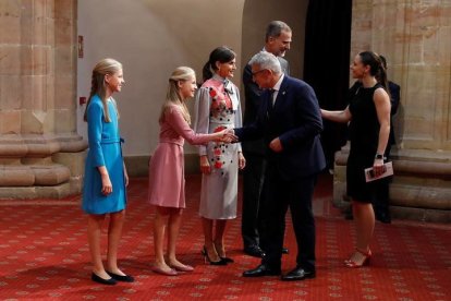 Los reyes de España Felipe (2d) y Letizia (c) junto con sus hijas Leonor (2i) y Sofía (i) durante el acto de recepción de los presidentes de los jurados, miembros de los patronatos Princesa de Asturias y Fundación Princesa de Asturias y con los galardonados con estos premios en su edición de 2019. EFE/Ballesteros