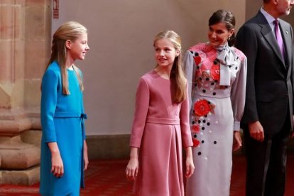 La reina Letizia (c) junto con sus hijas, la princesa Leonor (c) y la infanta Sofía (i) a su llegada al acto de recepción de los presidentes de los jurados, miembros de los patronatos Princesa de Asturias y Fundación Princesa de Asturias y con los galardonados con estos premios en su edición de 2019. Letizia, elegantísima, lleva un traje de Carolina Herrera en gris con fliores en tonalidades rojas, su color fetiche, y una gran lazada en el cuello, un detalle que luce la reina por primera vez. EFE/Ballesteros