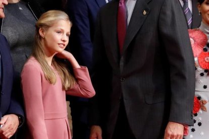La princesa Leonor durante la foto de familia del acto de recepción de los presidentes de los jurados, miembros de los patronatos Princesa de Asturias y Fundación Princesa de Asturias y con los galardonados con estos premios en su edición de 2019. EFE/Ballesteros