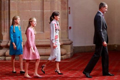 La rey Felipe (d), junto a la reina Letizia (2d) y sus hijas, la princesa Leonor (2i) y la infanta Sofía (i) a su llegada al acto de recepción de los presidentes de los jurados, miembros de los patronatos Princesa de Asturias y Fundación Princesa de Asturias y con los galardonados con estos premios en su edición de 2019. EFE/Ballesteros