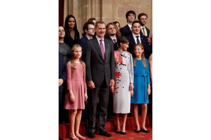 Los reyes de España y sus hijas posan con los presidentes de los jurados, miembros de los patronatos Princesa de Asturias y Fundación Princesa de Asturias y con los galardonados con estos premios en su edición de 2019 durante el acto de recepción. EFE/Ballesteros