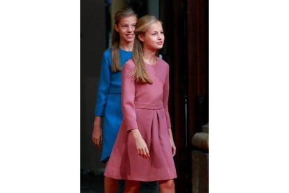 La princesa Leonor y la infanta Sofía, durante las audiencias que han tenido lugar este viernes en el Hotel Reconquista de Oviedo, donde esta tarde se celebra la ceremonia de entrega de los Premios Princesa de Asturias. EFE/Ballesteros