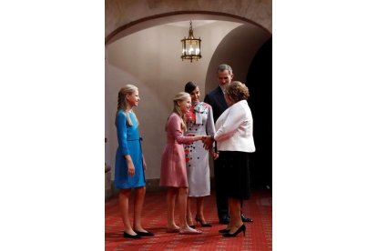 La presidenta del Centro Superior de Investigaciones Científicas (CSIC), Rosa Menéndez (d), medalla de plata de Asturias, saluda a la princesa Leonor en presencia de los Reyes y la infanta Sofía, durante la audiencia a los galardonados con las 