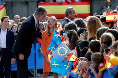 El rey Felipe VI y la infanta Sofía, a su llegada el jueves al acto oficial de bienvenida a la familia real con motivo de la entrega, mañana, de los premios Princesa de Asturias. EFE/Ballesteros
