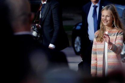 La princesa Leonor, este jueves, a la salida del acto oficial de bienvenida a la familia real con motivo de la entrega, mañana viernes, de los premios Princesa de Asturias. EFE/Ballesteros