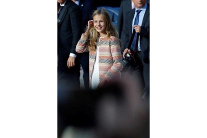 La princesa Leonor, este jueves, a la salida del acto oficial de bienvenida a la familia real con motivo de la entrega, mañana viernes, de los premios Princesa de Asturias. EFE/Ballesteros