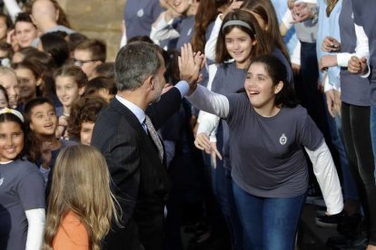El rey Felipe saluda este jueves a su salida de la catedral de Oviedo tras el acto oficial de bienvenida a la familia real con motivo de la entrega, mañana, de los premios Princesa de Asturias. EFE/José Luis Cereijido