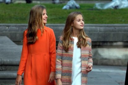 La princesa Leonor (d) y su hermana la infanta Sofía (i), este jueves a su llegada al hotel en el que se alojarán estos días en Oviedo, un día antes de presidir la ceremonia de entrega de los Premios Princesa de Asturias, en la que intervendrá por primera vez la heredera de la Corona. EFE/ Alberto Morante