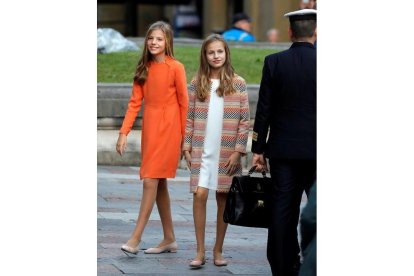 La princesa Leonor (d) y su hermana la infanta Sofía (i), este jueves a su llegada al hotel en el que se alojarán estos días en Oviedo, un día antes de presidir la ceremonia de entrega de los Premios Princesa de Asturias, en la que intervendrá por primera vez la heredera de la Corona. EFE/ Alberto Morante