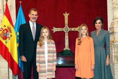 Los reyes Felipe y Letizia junto a sus hijas, la princesa Leonor (2ªi) y la infanta Sofía (2d), en la catedral de Oviedo durante el acto oficial de bienvenida a la familia real con motivo de la entrega, mañana, de los premios Princesa de Asturias. EFE/Casa de S.M. el Rey
