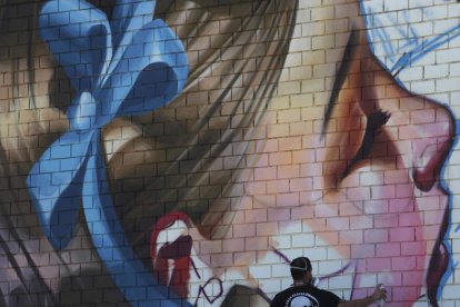 La Bañeza se ha
convertido en una de
las grandes capitales del
mundo en el ArtAerorap,
el arte callejero que llena
los muros de las ciudades
de belleza con mensajes
reivindicativos. Este
verano, la ciudad acogerá
la undécima edición del
festival tras un camino
plagado de esfuerzo, a
través del cual ha logrado
llegar a situarse como
uno de los festivales más
reconocidos del panorama
artístico nacional. Tras
haber dejado atrás los
tiempos más complicados
para los eventos con gran
afluencia, el festival
ha conseguido seguir
adelante para poder reunir
a artistas procedentes de
todo el mundo.