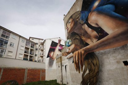 La Bañeza se ha
convertido en una de
las grandes capitales del
mundo en el ArtAerorap,
el arte callejero que llena
los muros de las ciudades
de belleza con mensajes
reivindicativos. Este
verano, la ciudad acogerá
la undécima edición del
festival tras un camino
plagado de esfuerzo, a
través del cual ha logrado
llegar a situarse como
uno de los festivales más
reconocidos del panorama
artístico nacional. Tras
haber dejado atrás los
tiempos más complicados
para los eventos con gran
afluencia, el festival
ha conseguido seguir
adelante para poder reunir
a artistas procedentes de
todo el mundo.