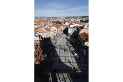 La Bañeza se ha
convertido en una de
las grandes capitales del
mundo en el ArtAerorap,
el arte callejero que llena
los muros de las ciudades
de belleza con mensajes
reivindicativos. Este
verano, la ciudad acogerá
la undécima edición del
festival tras un camino
plagado de esfuerzo, a
través del cual ha logrado
llegar a situarse como
uno de los festivales más
reconocidos del panorama
artístico nacional. Tras
haber dejado atrás los
tiempos más complicados
para los eventos con gran
afluencia, el festival
ha conseguido seguir
adelante para poder reunir
a artistas procedentes de
todo el mundo.
