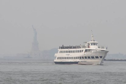 Un crucero navega junto a la Estatua de la Libertad. EFE