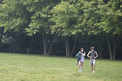 Dos personas pasean por Nueva York con mascarilla. EFE