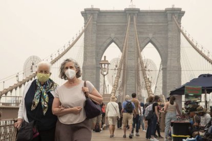 Gente paseando por el puente de Brooklyn. SARAH YENESEL