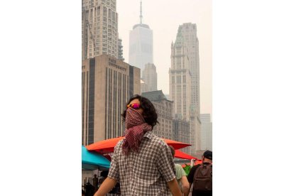 Una persona se cubre la cara con una mascarilla. SARAH YANESEL