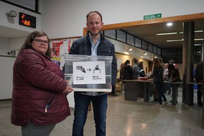 Dos validadores de Asprona comprueban la accesibilidad de las mesas en la Oficina de Trabajo, el viernes por la tarde. J. NOTARIO