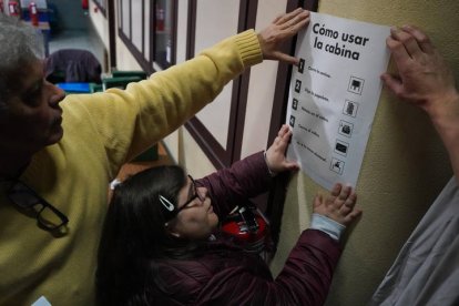Adaptación de Asprona a la lectura y el acceso fácil a los colegios electorales previo a las elecciones. J. NOTARIO