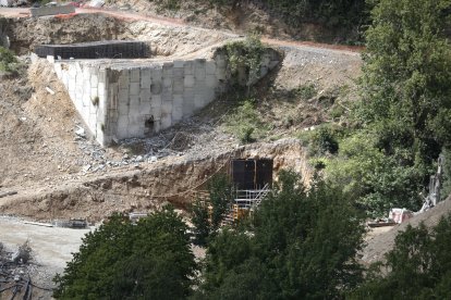 El viaducto del Castro, en la A-6, forma parte de una de las grandes obras viarias hechas en España en las tres últimas décadas. ANA F. BARREDO
