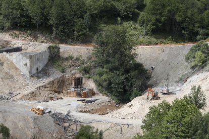 Para la construcción de la autovía A-6 en esta zona fronteriza, emblema de la Ingeniería española, se aprovechó el lado oriental del llamado Manto de Mondoñedo. ANA F. BARREDO