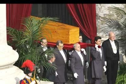 El cuerpo del pontífice llegó a la plaza desde el interior de la basílica...