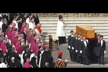 El ataúd fue colocado en el centro de la Plaza, donde permanecerá durante toda la ceremonia.