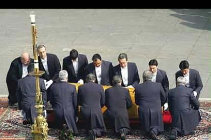 En el inicio de la liturgia de la Palabra, la primera parte de la misa, se leyó en español una epístola del apóstol San Pablo y se comenzó a entonar el salmo 22.