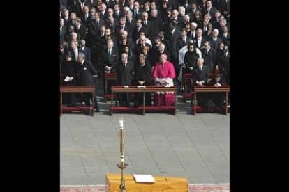 El sol luce en Roma pero el fuerte viento está provocando problemas entre los asistentes a la ceremonia.