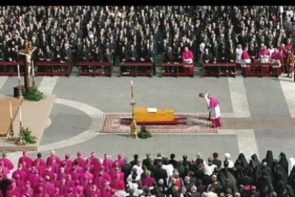 Un fuerte aplauso acogió la aparición del ataúd en la puerta principal de la basílica de San Pedro. La procesión partió en medio de toque de las campanas a muerto.
