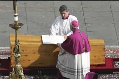 A su llegada al sagrario de la plaza, el ataúd fue colocado delante del altar, en el suelo. Encima le ha sido colocado un libro de los Evangelios abierto.