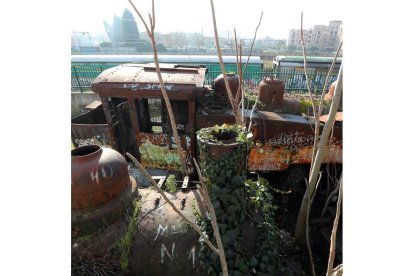 Imagen de las locomotoras abandonadas en la zona ferroviaria de Ponferrada. ANA F. BARREDO