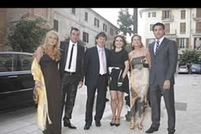 El padre del novio, y sus hermanos Jorge, Raul y Óscar, con sus parejas. Al convite posterior al enlace asistieron cerca de 200 invitados, que se reunieron en el restaurante Cap d?en Rocat, para dar cuenta de un exquisito menú.