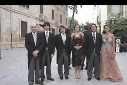 Tampoco faltaron al enlace rostros conocidos, como es el caso de Cristina Tárrega, «Mami» Quevedo, Iñaki Cano y Míchel, entre otros.
Tampoco faltó Carlos Moyà y personajes relacionados con el deporte, la música y la moda de la isla, donde la pareja tiene ya su casa.