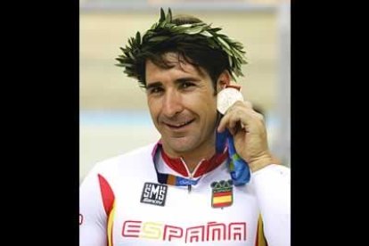<b>José Escuredo</b>, tercera medalla de plata en pista de España, lucha por el oro. Entró en la final por la desclasificación del británico Jamie Staff.