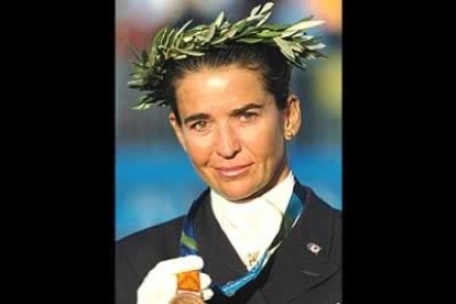 La amazona española <b>Beatriz Ferrer-Salat</b>, ya cuenta dos dos medallas, bronce en estilo libre individual y la conseguida por equipos de plata.