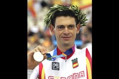 <b>Joan Llaneras</b> consigue un segundo puesto, tercera medalla para el palmarés español del ciclismo en pista .