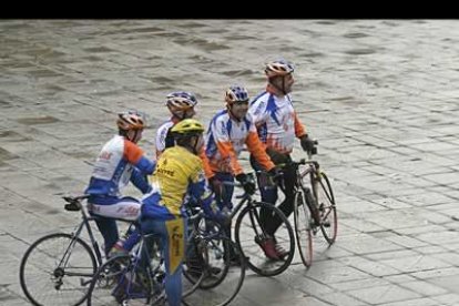 Estos peregrinos, por ejemplo, aguardaban a entrar en la Catedral montados en sus bicicletas.