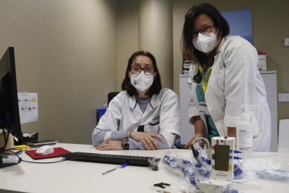 El Caider entrega los dispositivos de estudios domiciliarios que indican en la Unidad del Sueño. RAMIRO