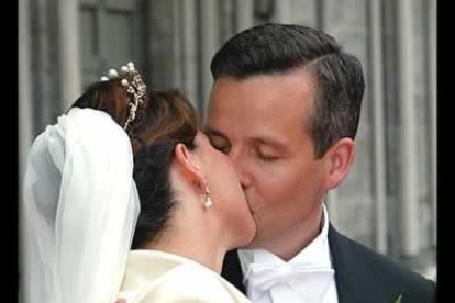 La hermana de Haakon, Marta Luisa de Noruega, tuvo que ceder parte de sus privilegios para contraer matrimonio con el escritor Ari Behn, que apareció en una revista rodeado de prostitutas.