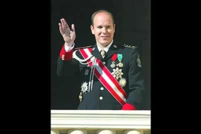 Sólo Alberto de Mónaco, de entre los herederos, permanece soltero. Aunque se le han atribuido numerosos romances, nunca ha formalizado su compromiso.