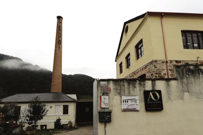 Chimenea de Ledo, en Villafranca, con su nombre en los más alto. L. DE LA MATA