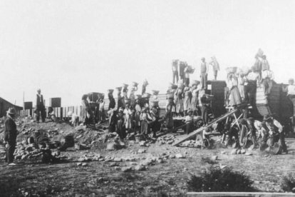 Mujeres cargan piedra en cestos sobre un rodete en la cabeza, para rellenar la caja de vía. 1919. XEITU