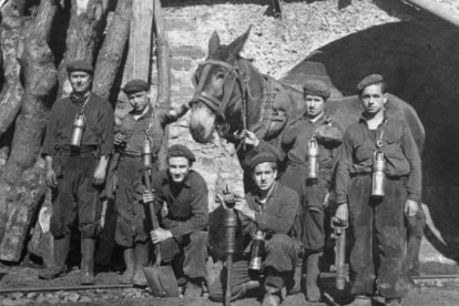 Un grupo de mineros con mulas de arrastre en Orallo. XEITU.