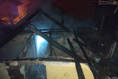 Estado en el que quedó la cubierta de madera. BOMBEROS PONFERRADA