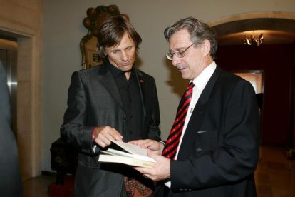 Viggo Mortensen y Miguel Ángel Nepomuceno cuando el actor se documentó en León para grabar 'Alatriste'. DL