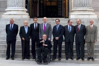 Los líderes políticos de la transición, con el Rey en el 30 aniversario del intento de golpe de estado del 23F de 1981. De izquierda a derecha, Felipe Gonzalez, Santiago Carrillo, Zapatero, el Rey, Fraga, Jose Bono, Landelino Lavilla, Miquel Roca y Alejandro Rojas Marcos. Foto: JUAN MANUEL PRATS