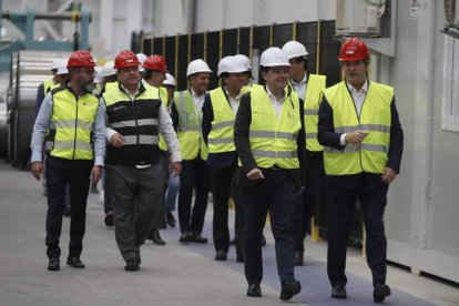 Mañueco y Heckh encabezan la comitiva durante la visita a la planta de Coated Solutions en Villadangos. RAMIRO